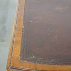 Antiek En Luxe Houten Engels Bureau Uit Eind 19e Eeuw Met Een Leren Blad En Gebogen Voorkant thumbnail 10