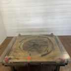 Unieke Industriële Tafel Uit Houten Mal Met Negatief Treinwiel thumbnail 7