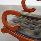 Elegante Groene Rundleren Engelse Chesterfield Fauteuil Met Een Sierlijke Afwerking Met Hout thumbnail 11