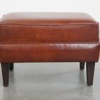 Comfortabele En Karaktervolle Set Van 2 Schapenleren Chesterfield Fauteuils Met Hocker thumbnail 23