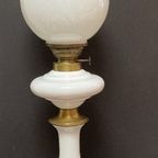 Olielamp Van Wit Aardewerk, Met Wit Glazen Bol, Messing Voet, 80 Cm Hoog thumbnail 3