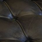 Set Van 2 Tijdloze, Klassieke Groene Rundleren Engelse Chesterfield Fauteuils Met Hout thumbnail 15
