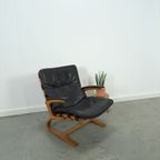 Zwart Leren Fauteuil Met Armleuningen En Houten Onderstel thumbnail 2