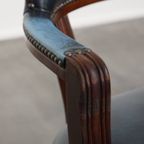 Klassieke En Tijdloze Blauwe Rundleren En Houten Chesterfield Bureaustoel In Engelse Stijl thumbnail 14
