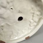 Biscuit Beeld Vrouw Op Een Bankje thumbnail 4