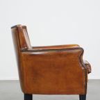 Subtiele Cognac-Kleurige Schapenleren Armchair Met Een Leuke Vormgeving thumbnail 4