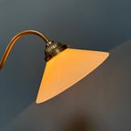 Verstelbare Messing Tafellamp Met Opaline Glazen Kap thumbnail 9
