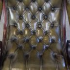 Leuke Groene Rundleren Chesterfield Fauteuil Met Een Sierlijke Vormgeving En Gecombineerd Met Hou thumbnail 7