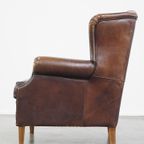 Comfortabele En Stoere Oorfauteuil Gemaakt Van Schapenleer En Strak Afgewerkt Met Zwarte Biezen thumbnail 6