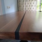 Massieve Notenhouten Tafel Met Stalen Poten thumbnail 2