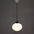 Vintage Hanglamp Met Witte Geribbelde Glazen Bol, Jaren 60 thumbnail 5