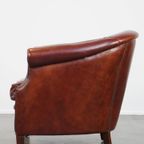 Zeer Mooie Cognac-kleurige Rundleren Clubfauteuil In Engelse Stijl Correct Afgewerkt Met Siernage thumbnail 2
