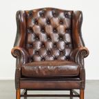 Luxe, Statige, Bruine Rundleren Chesterfield Oorfauteuil Afgewerkt Met Siernagels thumbnail 3