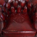 Set Van Een Rode Rundleren Chesterfield Clubfauteuil En Een Bijpassende Bijzet/ Salontafel thumbnail 19