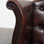 Luxe, Warm Gekleurde, Bruine Rundleren Chesterfield Oorfauteuil Met Unieke Details thumbnail 9