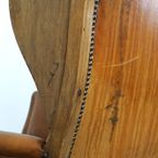 Unieke Rundleren Oorfauteuil Met Houten Details thumbnail 12