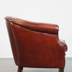Zeer Mooie Cognac-kleurige Rundleren Clubfauteuil In Engelse Stijl Correct Afgewerkt Met Siernage thumbnail 6