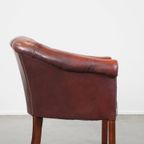 Zeer Luxe Rundleren Rode Chesterfield Clubfauteuil Met Een Sprekend Karakter thumbnail 4