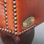 Elegante, Gladde En Comfortabele Engelse Chesterfield Oorfauteuil Van Rundleer thumbnail 12