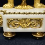 Een Mooie Vroege Witmarmeren Portaaltafelklok Met Vuurvergulde Ornamenten. thumbnail 6