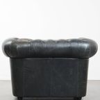 Tijdloze En Klassieke Ruime Zwarte Chesterfield Fauteuil Van Karaktervol Generfd Rundleer thumbnail 5