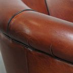 Mooie Tijdloze Schapenleren Clubfauteuil In Een Warme Diepe Kleur En Afgewerkt Met Zwarte Biezen thumbnail 14