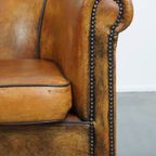 Karaktervolle Vintage Schapenleren Clubfauteuil Met Siernagels En Zwarte Biezen thumbnail 9