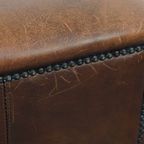 Karaktervolle En Stoere Vintage Hocker Gemaakt Van Schapenleer thumbnail 10