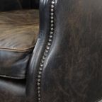 Stoere, Karaktervolle Zwarte Rundleren Fauteuil In Industriële Stijl Met Een Hoge Rug thumbnail 11