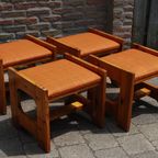 Vintage Houten Krukjes Met Oranje Bekleding Met Tafel thumbnail 7