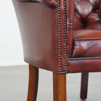 Zeer Luxe Rundleren Rode Chesterfield Clubfauteuil Met Een Sprekend Karakter thumbnail 11