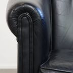 Geweldige Zwarte Rundleren Clubfauteuil In Engelse Stijl Met Een Tijdloos Design thumbnail 2