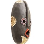 Afrikaans Houten Masker Met Metalen Details En Kralen thumbnail 3