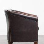 Elegante En Comfortabele Rundleren Clubfauteuil In Engelse Stijl In Een Mooie Donkere Kleur thumbnail 4