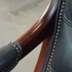 Sierlijke Donkerblauwe Chesterfield Fauteuil Gemaakt Van Rundleer En Gecombineerd Met Hout thumbnail 14