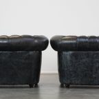 Set Van 2 Ruime Zwarte Rundleren Chesterfield Fauteuils Met Een Sprekend Karakter thumbnail 4