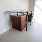Vintage Houten Bureau Met Zwevend Blad En Zwart Frame thumbnail 2