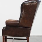 Donkerbruine, Sierlijke Rundleren Chesterfield Oorfauteuil In Een Klassieke Engelse Stijl thumbnail 10