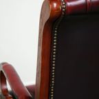 Donker Rode Gevlamde Engelse Chesterfield Fauteuil Van Rundleer En Hout, Victoriaans Model thumbnail 15