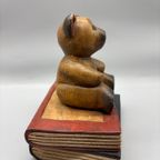 Boekensteun Houten Beer Op Boeken Indonesisch thumbnail 3