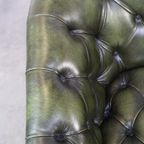 Donkergroene In Goede Staat Verkerende Rundleren Engelse Chesterfield Fauteuil thumbnail 8