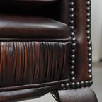 Luxe, Warm Gekleurde, Bruine Rundleren Chesterfield Oorfauteuil Met Unieke Details thumbnail 11