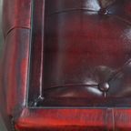 Mooie Rundleren Chesterfield Bijzet/ Salontafel In Een Mooie Rode Kleur Met Glazen Blad thumbnail 8