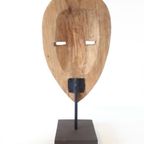 Houten Masker Op Standaart Retro Beeld thumbnail 5