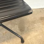 Vitra Ea 108 Black On Black Edition – Luxe Designstoel In Zwart Leer thumbnail 17