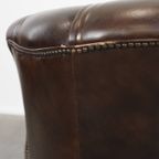 Grote En Stijlvolle, Donkerbruine Rundleren Chesterfield Oorfauteuil In Engelse Stijl thumbnail 15