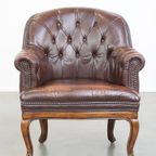 Charmante, Klassieke Rundleren Engelse Chesterfield Armchair Met Sierlijke Poten thumbnail 8