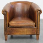 Karaktervolle Vintage Clubfauteuil Van Schapenleer Met Een Afwerking Met Siernagels thumbnail 4