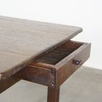 Stoere Antieke Begin 19E Eeuwse Franse Eettafel Gemaakt Van Eikenhout Met 1 Lade thumbnail 9