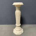 Religieuze Zuil Gehouwen Uit Albast thumbnail 5